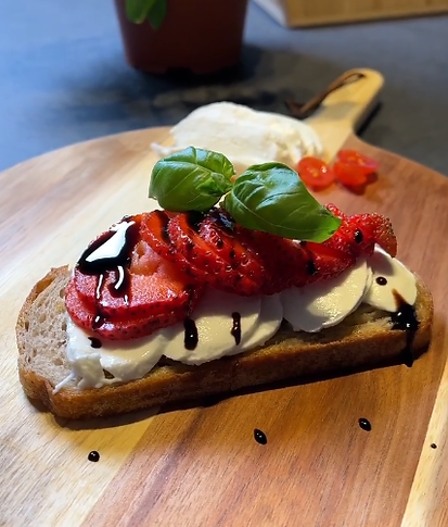 Mozzarella med jordbær og mozzarella Bruschetta with strawberries mozzarella and balsamic vinegar