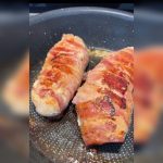 Innbakt kylling i sprøtt bacon