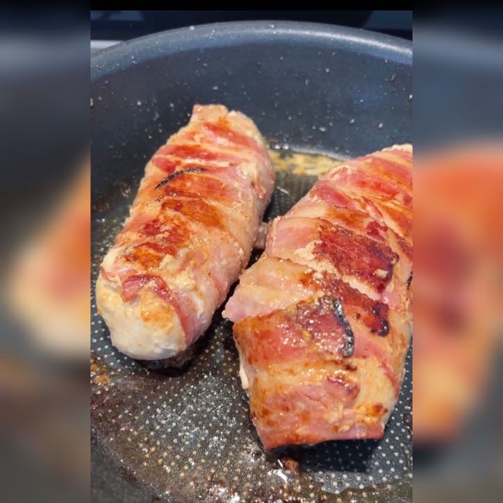 Innbakt kylling i sprøtt bacon Den Lille Kokeboka