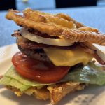 Burger innpakket i fries