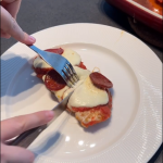 Kylling med tomatsaus og ostelokk